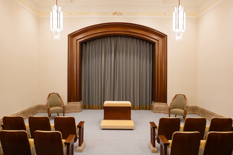 Una sala de instrucción dentro del Templo de Modesto, California.