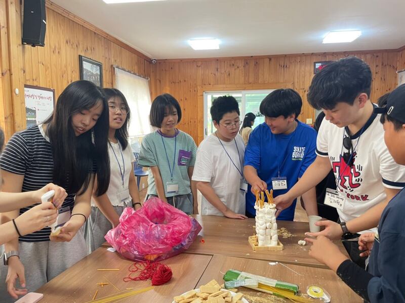 Los jóvenes juegan durante un campamento de jóvenes en la aldea de Badukgol, Jeongsan-myeon, Cheongyang-gun, provincia de Chungcheong del Sur, Corea del Sur, el fin de semana del 31 de julio al 2 de agosto de 2025.