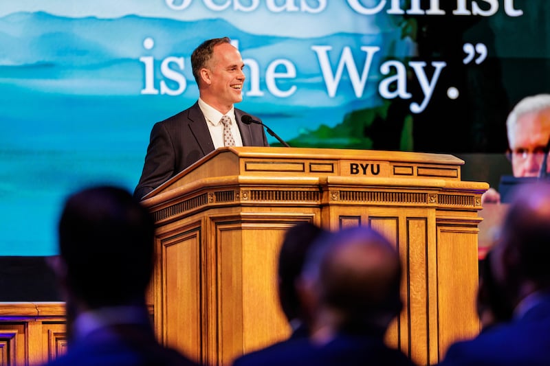 El élder Sean R. Dixon, segundo consejero de la Presidencia General de los Hombres Jóvenes, habla durante un devocional en el campus de BYU en el Marriott Center en Provo, Utah, el martes 17 de marzo de 2026.