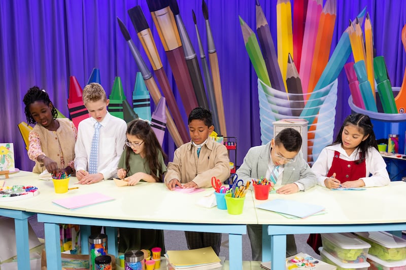 Niños doblan papel para hacer un arca de Noé de origami durante la filmación de un video de Amigo a Amigo que estará disponible el domingo, 24 de mayo de 2026.