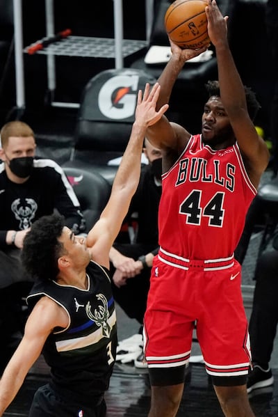 Patrick Williams, jugador de los Chicago Bulls a la izquierda, avanza hacia la canasta sobre Elijah Bryant, de los Milwaukee Bucks, durante la primera mitad de un juego de baloncesto universitario de la NCAA en Chicago, en el domingo, 16 de mayo de 2021.