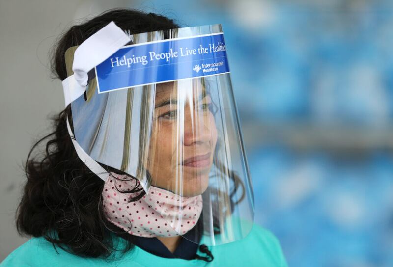 La hermana Reyna Isabel Aburto, segunda consejera de la presidencia general de la Sociedad de Socorro de La Iglesia de Jesucristo de los Santos de los Últimos Días, ayuda a repartir kits de máscaras en la tienda de segunda mano de Deseret Industries en American Fork, el martes, 21 de abril de 2020. Unos 10.000 voluntarios utilizarán los kits para fabricar un millón de máscaras clínicas para proteger a los trabajadores de la salud durante la pandemia de coronavirus.