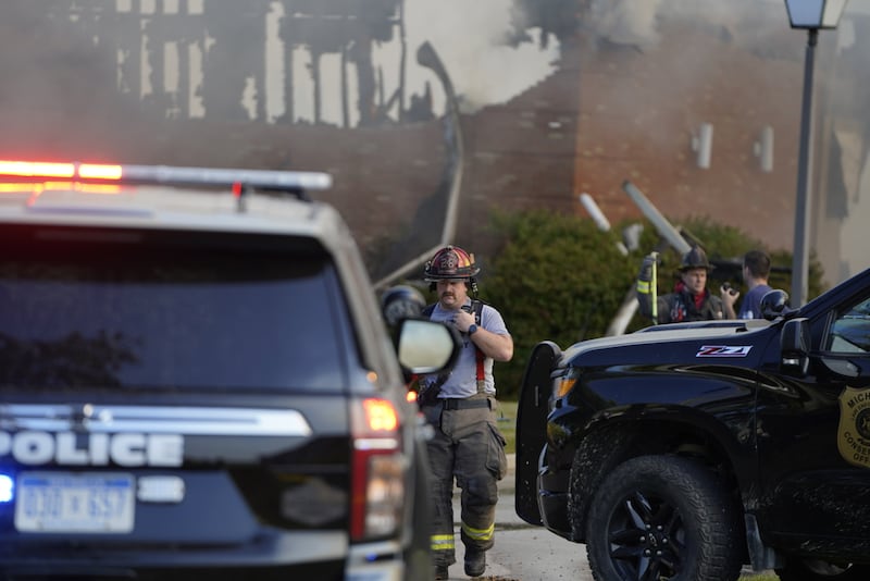 Los servicios de emergencia trabajan en la escena afuera de una casa de reuniones de La Iglesia de Jesucristo de los Santos de los Últimos Días después de un tiroteo e incendio en Grand Blanc, Michigan, el domingo 28 de septiembre de 2025.