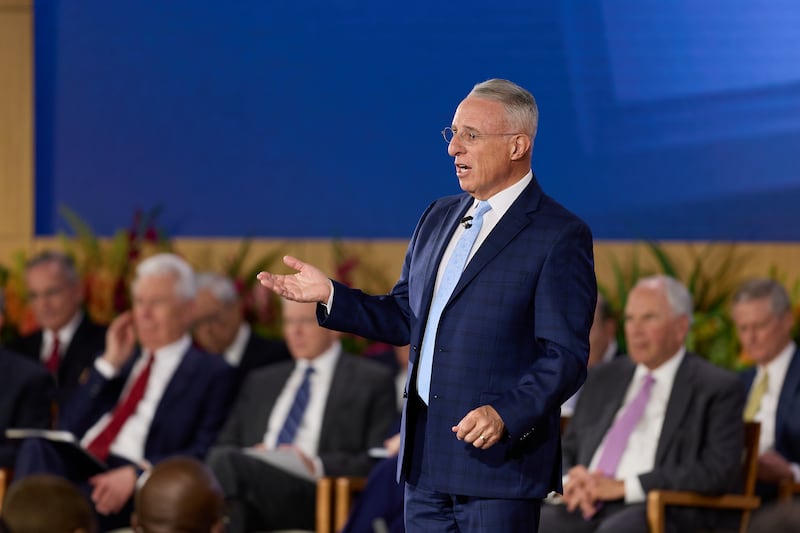El élder Ulisses Soares habla durante el Seminario para Nuevos Líderes de Misión 2026 el jueves 18 de junio de 2026, llevado a cabo en el Centro de Capacitación Misional de Provo en Provo, Utah.