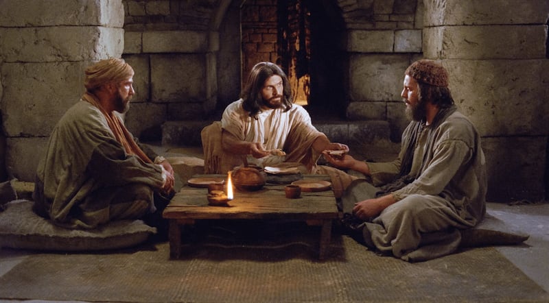 Los actores representan a Jesucristo conversando con dos discípulos después de haberlos encontrado en el camino a Emaús en los Videos de la Biblia.