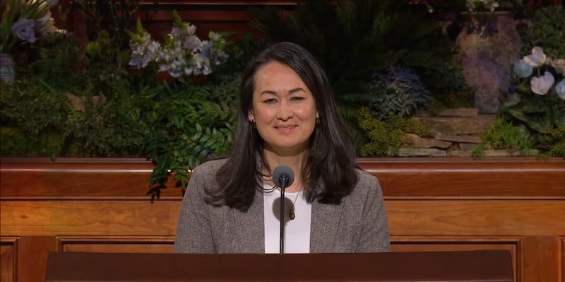 La hermana Kristin M. Yee, segunda consejera de la presidencia general de la Sociedad de Socorro, habla durante la sesión del sábado por la mañana de la 196ª Conferencia General Anual de La Iglesia de Jesucristo de los Santos de los Últimos Días en el Centro de Conferencias en Salt Lake City, el 4 de abril de 2026.