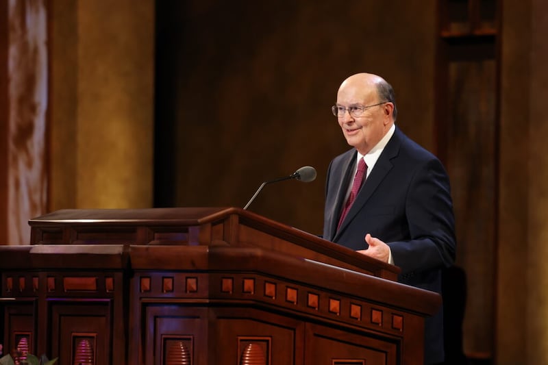 Élder Quentin L. Cook habla durante la sesión General del Sacerdocio de la 191ª Conferencia General Anual de la Iglesia de Jesucristo de los Santos de los Últimos Días, el 3 de abril de 2021.