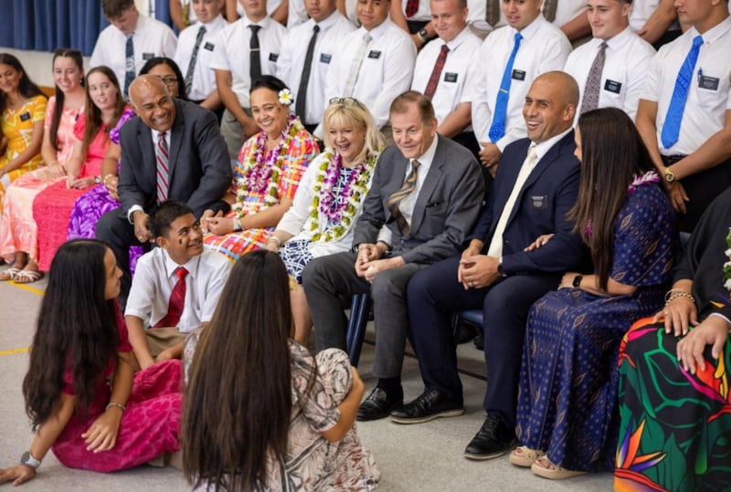De izquierda a derecha: el élder Taniela Wakolo, Setenta Autoridad General, y la hermana Anita Wakolo; la hermana Lesa Stevenson y el élder Gary E. Stevenson, del Cuórum de los Doce Apóstoles; y el presidente de la Misión Samoa Apia, Adney Reid, y la hermana Tina Reid participan en un devocional con misioneros en Apia, Samoa, el 22 de mayo de 2026.