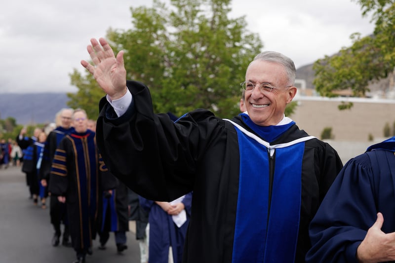 El élder Ulisses Soares, del Cuórum de los Doce Apóstoles, saluda a la fila de graduados de BYU afuera del Marriott Center el jueves, 23 de abril de 2026, en Provo, Utah.