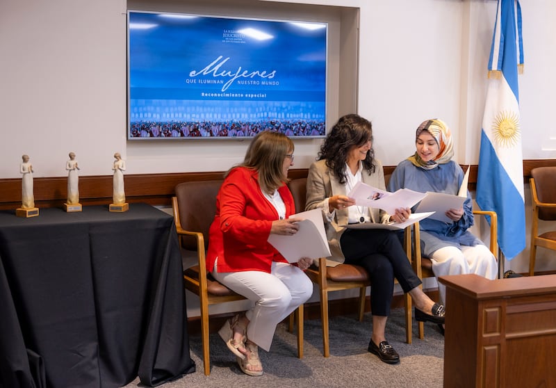 Cecilia Blanco de Di Lascio, Silvina Chemen y Sümeyra Nur Korkut conversan entre sí en Buenos Aires, Argentina, el 19 de marzo de 2026.