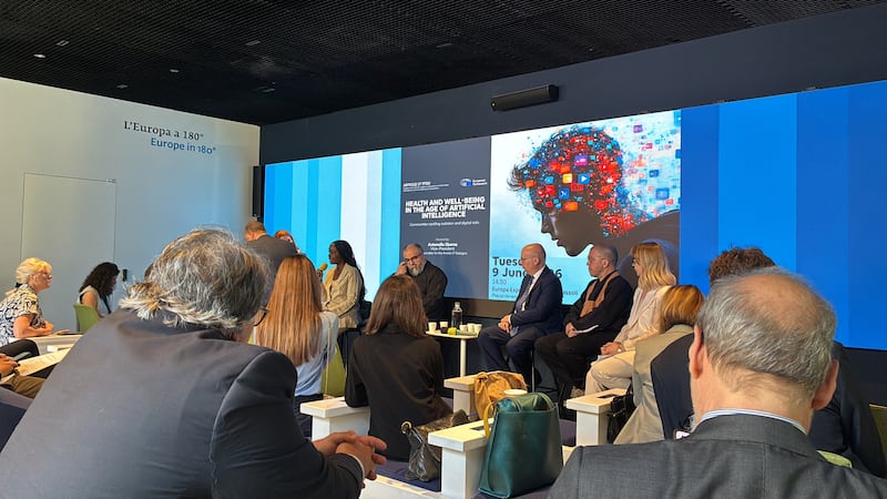 Personas se reúnen para escuchar un panel de discusión el 9 de junio de 2026 en la Oficina de Enlace del Parlamento Europeo en Roma, Italia.