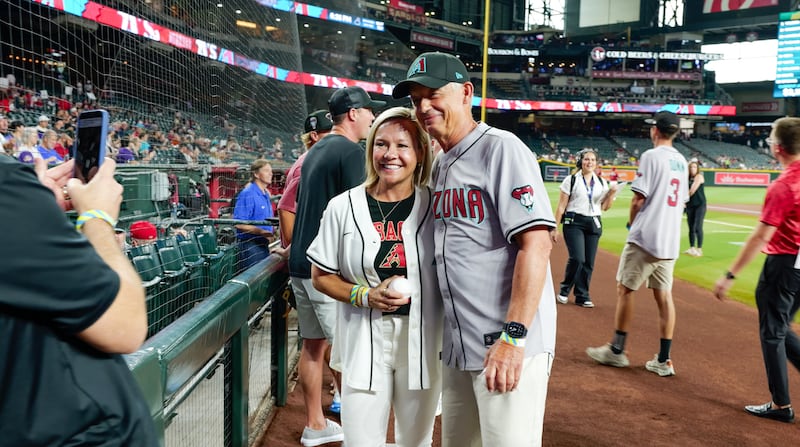 Élder Michael A. Dunn, Setenta Autoridad General, a la derecha, interactúa con aficionados al béisbol en un juego de los Diamondbacks de Arizona en Phoenix, Arizona, el lunes 20 de julio de 2026.