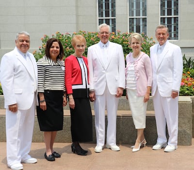 De izquierda a derecha, el élder Benjamín De Hoyos, la hermana Evelia De Hoyos, la hermana Kathy Christofferson, el élder D. Todd Christofferson, la hermana Nancy Duncan y el élder Kevin R. Duncan, luego de la rededicación del Templo de Asunción Paraguay, el 3 de noviembre de 2019.