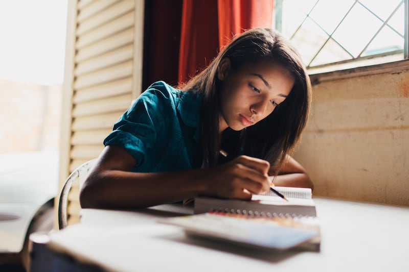 Una joven estudia las Escrituras en Brasil.
