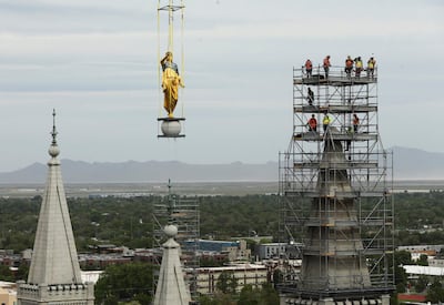 Los equipos de trabajo retiran la piedra angular luego de quitar la estatua del ángel Moroni de la cima del Templo de Salt Lake de La Iglesia de Jesucristo de los Santos de los Últimos Días durante la renovación en Salt Lake City el lunes, 18 de mayo de 2020.
