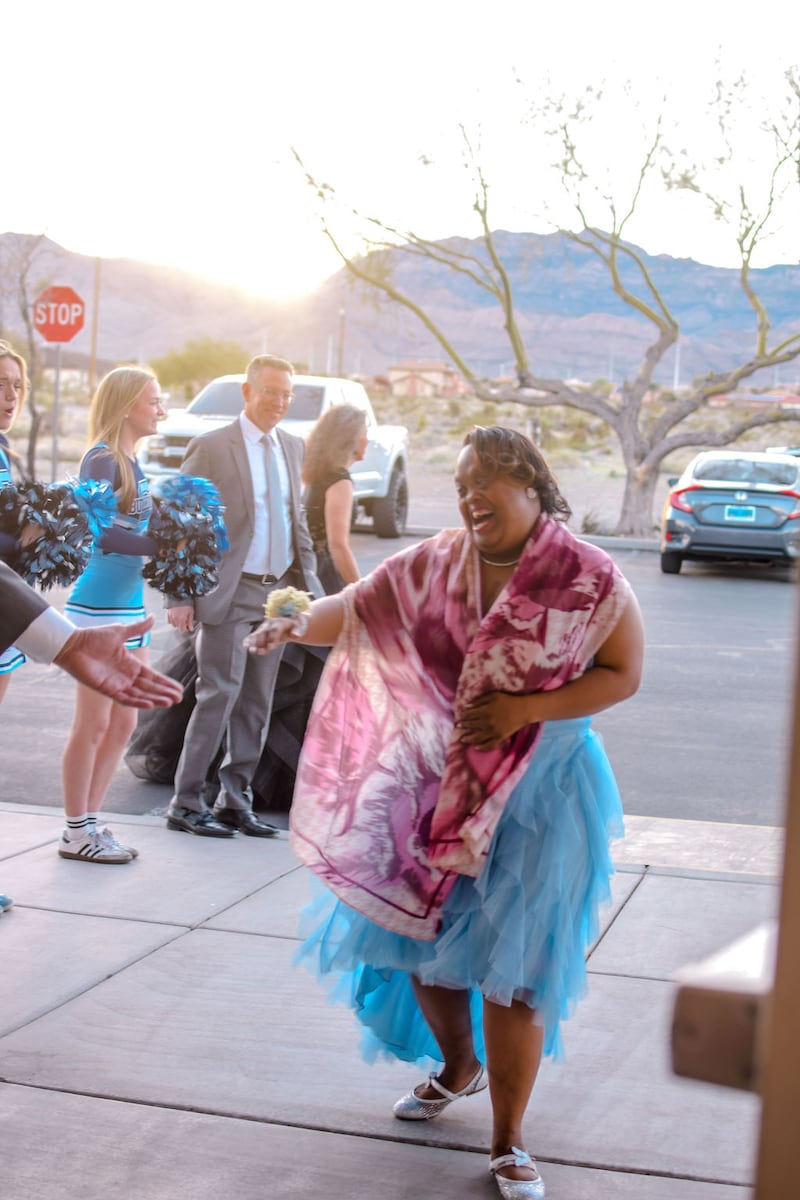 Animadoras de una escuela secundaria saludan a los invitados al Baile de Gala Dazzle en Las Vegas, Nevada.