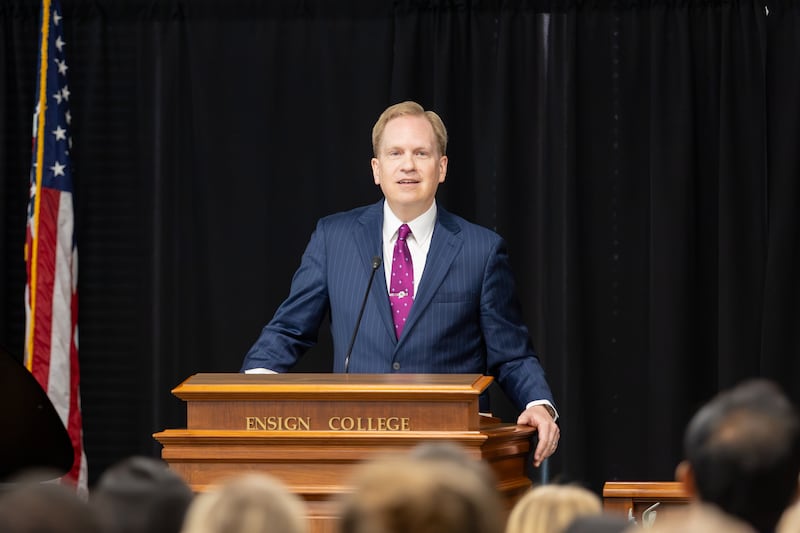 El editor de Deseret News, Burke Olsen, habla durante una devoción de la Universidad Ensign en Salt Lake City, el 8 de septiembre de 2026.