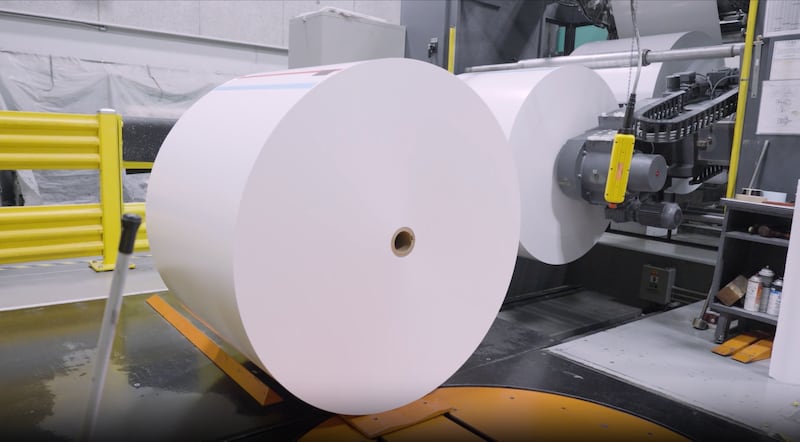 Enormes rollos de papel se cargan en la prensa para imprimir copias de las revistas de la Iglesia en un video detrás de escena publicado el sábado, 27 de septiembre de 2025.