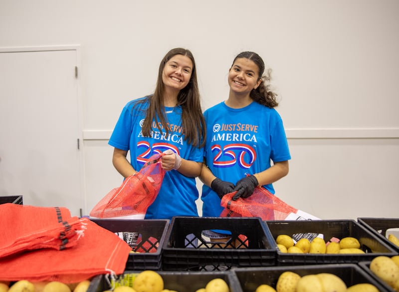 Los voluntarios de JustServe en el Banco de Alimentos de San Antonio en San Antonio, Texas, ayudan a clasificar alimentos después de una donación de alimentos de La Iglesia de Jesucristo de los Santos de los Últimos Días el 22 de julio de 2026.