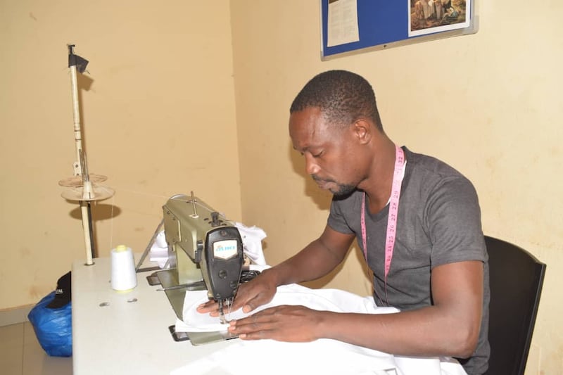 Un sastre usa una máquina de coser para hacer ropa bautismal blanca para un servicio bautismal grande con 78 bautismos en Bamako, Mali, 18-19 de abril de 2026.