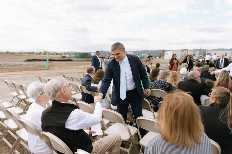 El élder Hutch U. Fale — una Setenta Autoridad General y miembro de la presidencia del Área Oeste de Estados Unidos de la Iglesia — saluda a los asistentes en la ceremonia de colocación de la primera piedra del Templo de Coeur d'Alene Idaho el sábado 29 de agosto de 2026 en Coeur d'Alene, Idaho.