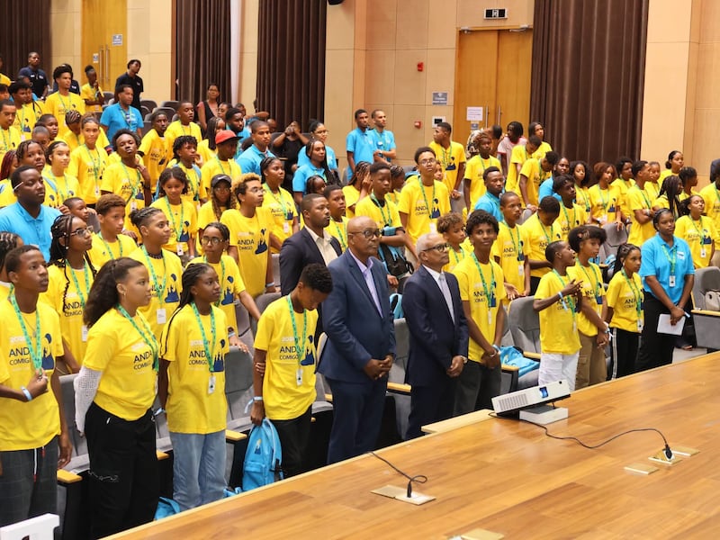 Líderes de Cabo Verde se unen a cientos de jóvenes en la ceremonia del 17 de agosto de 2026 que marca el comienzo de las conferencias de este año «Por la Fortaleza de los Jóvenes» en Praia, Cabo Verde.
