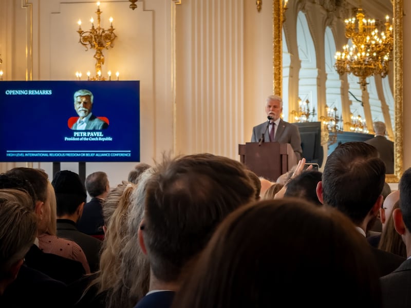 El presidente Petr Pavel, presidente de la República Checa, inaugura la Conferencia Internacional de Alto Nivel de la Alianza del Artículo 18 (Alianza Internacional para la Libertad Religiosa o de Creencias) el 12 de noviembre de 2025, en el Castillo de Praga en Praga, República Checa.