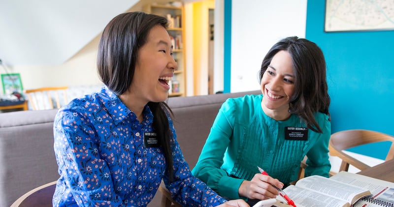 Una compañera de misioneras hermanas estudia junta en 2023.