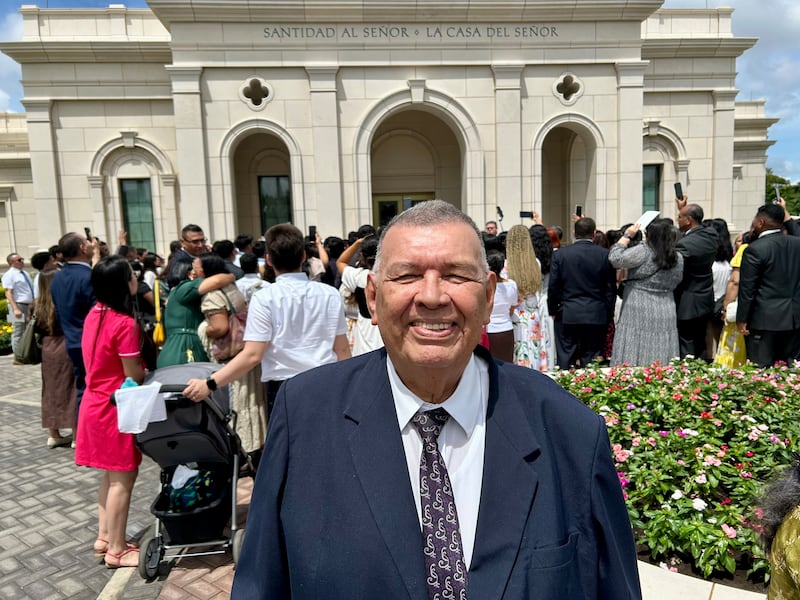Salvador Sotelo Salgado se encuentra fuera del Templo de Managua Nicaragua después de su dedicación en Managua, Nicaragua, el domingo 18 de octubre de 2026.