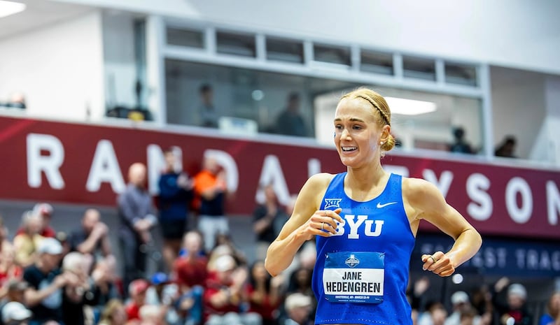 Jane Hedengren de BYU sonríe al ganar la carrera de 5,000 metros en los Campeonatos Nacionales de Atletismo Bajo Techo de la NCAA.