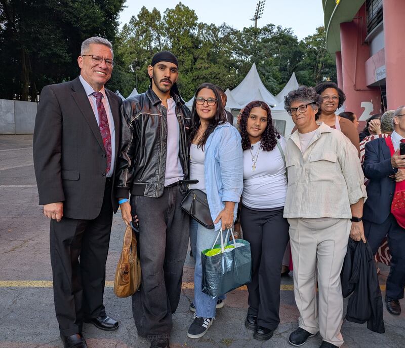 Alan Silva, a la izquierda, miembro del Coro del Tabernáculo de la Manzana del Templo de Brasil que vive en Utah, hace una pausa para tomarse una foto con familiares de Brasil después de la presentación del Coro y la Orquesta del Tabernáculo de la Manzana del Templo en el Ginásio do Ibirapuera, como parte de la gira "Canciones de Esperanza" en São Paulo, Brasil, el domingo 1 de marzo de 2026.