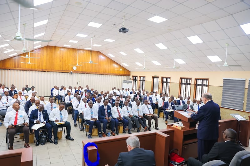 El élder Quentin L. Cook se dirige a los líderes locales de la Iglesia en Nigeria durante la reunión de instrucción del Área África Oeste realizada el 14 de febrero de 2026.