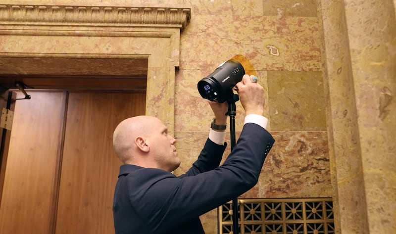 El fotógrafo de la Iglesia Cody Bell prepara el equipo para una sesión de fotos en el Edificio de Administración de la Iglesia en Salt Lake City, Utah.
