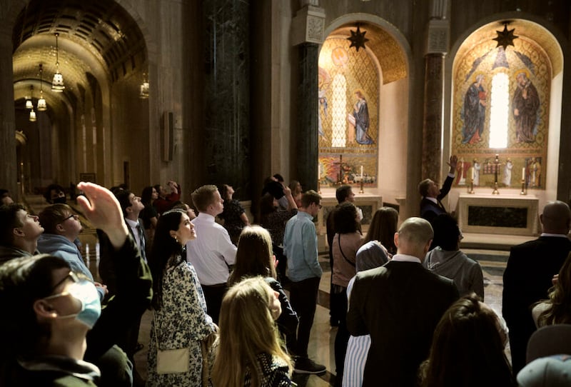 Un grupo de la Iglesia de Jesucristo de los Santos de los Últimos Días se une a un recorrido por la Basílica del Santuario Nacional de la Inmaculada Concepción, en Washington, D.C., el 19 de marzo de 2022.