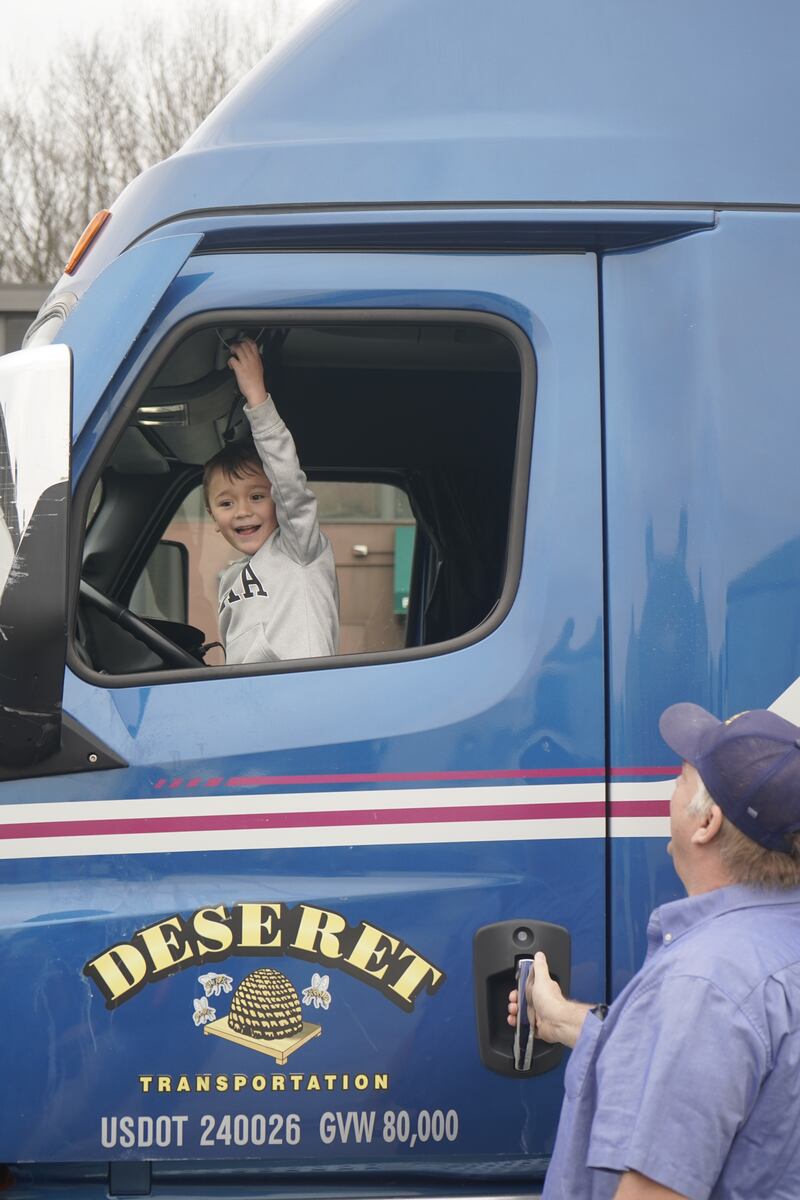 Un niño tira de la bocina de aire de un camión semirremolque mientras se descargan las donaciones de alimentos de La Iglesia de Jesucristo de los Santos de los Últimos Días de un camión en Feeding Westchester en Elmsford, Nueva York, el jueves 19 de marzo de 2026.