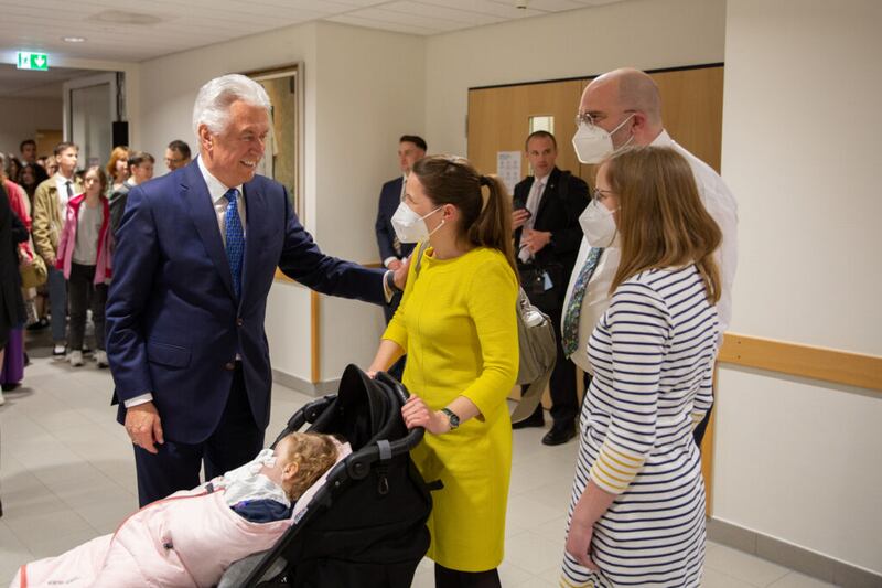 El élder Dieter F. Uchtdorf, del Cuórum de los Doce Apóstoles, saluda a la familia en el centro de reuniones de Friedrichsdorf, Alemania, el 22 de abril de 2022. Habló en un devocional en Friedrichsdorf que se transmitió en vivo a los Santos de los Últimos Días de habla alemana en Austria, Alemania y Suiza.