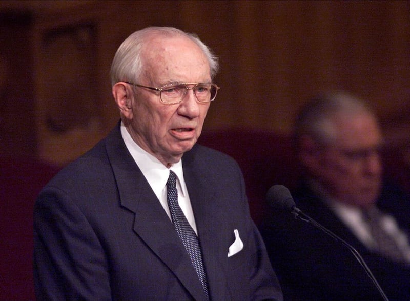 El presidente Gordon B. Hinckley se dirige al servicio conmemorativo en honor a los que murieron en el ataque terrorista en los Estados Unidos el 11 de septiembre de 2001.