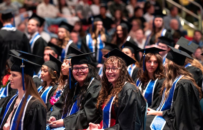 Los graduados ingresan al Centro de BYU–Idaho en Rexburg, Idaho, para la ceremonia de graduación el viernes 10 de abril de 2026, en Rexburg, Idaho.