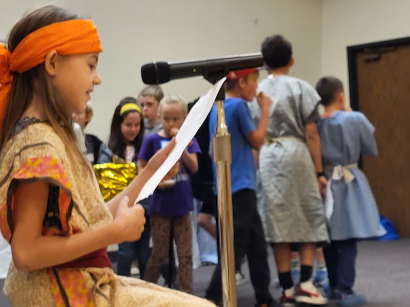 Niños de la clase Valientes del Estaca Orem Utah participan en una representación sobre Josué y la batalla de Jericó durante una actividad de la Primaria en Orem, Utah, el 14 de marzo de 2026.