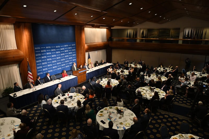 El élder David A. Bednar, del Cuórum de los Doce Apóstoles, responde preguntas en el National Press Club en Washington, D.C., el jueves 26 de mayo de 2022.