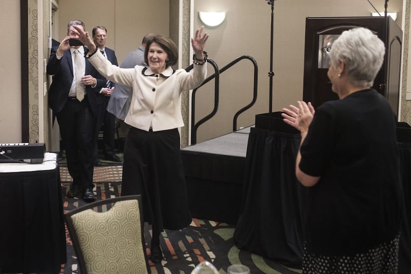 La hermana Patricia Terry Holland, a la izquierda, lanza un beso a los asistentes del BYU Management Society Scholarship Banquet el viernes, 5 de noviembre de 2021 en St. George, Utah, luego de su discurso de apertura. La hermana Holland recibió el premio Dixie Heritage Distinguished Public Service Award en el evento.